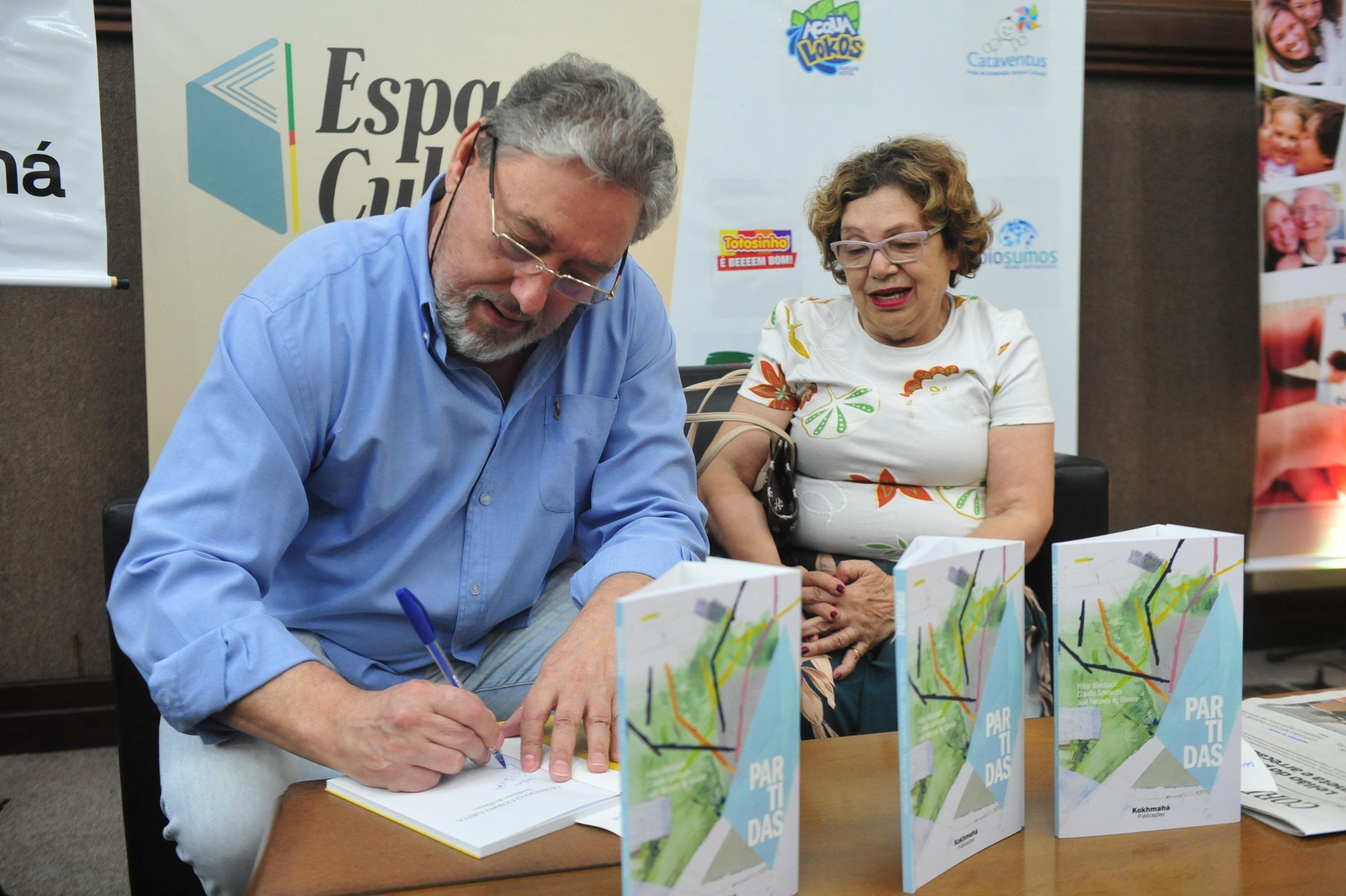 Hiltor Mombach autografando &lsquo;Partidas&rsquo; no CP durante a Feira da Capital