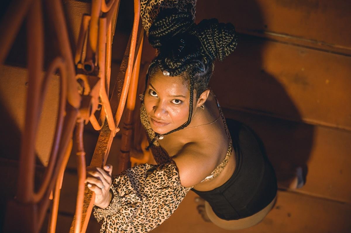 Larissa Luz interpreta can&ccedil;&otilde;es de seu novo disco, &ldquo;Trov&atilde;o!!&rdquo;, no show pela s&eacute;rie M&uacute;sica #emcasacomsesc