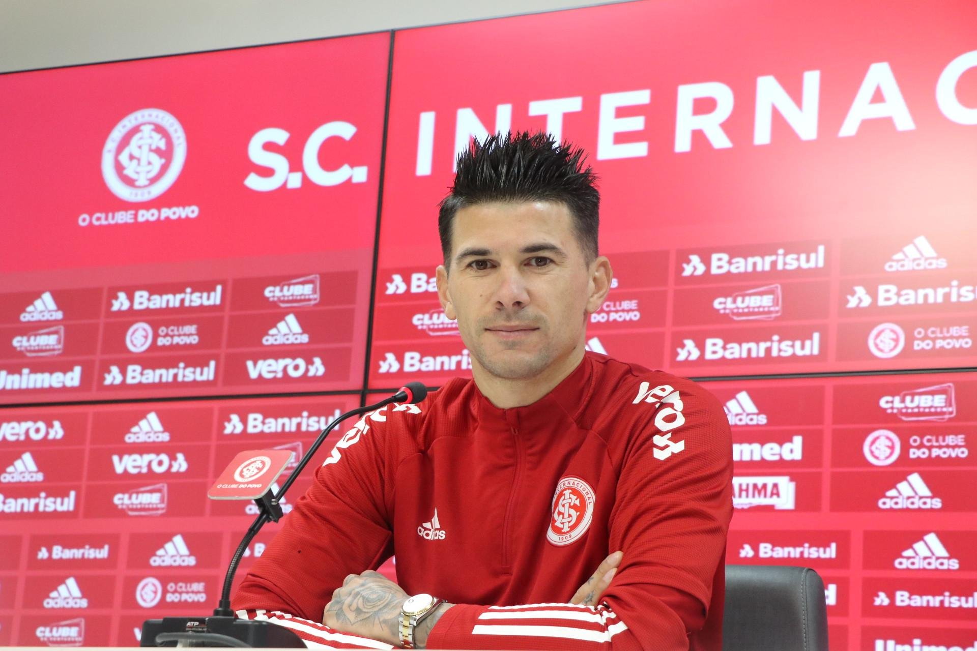 Cuesta est&aacute; pendurado, mas garante entrega total na reta final do Gauch&atilde;o