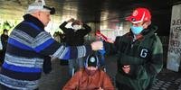 Moradores em situação de rua de Porto Alegre receberam máscaras produzidas por voluntários do Sesc/RS