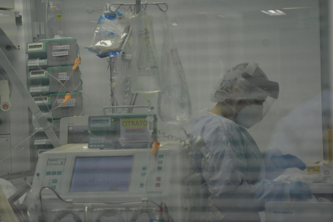 Neste s&aacute;bado, 328 pessoas com diagn&oacute;stico positivo para Covid-19 estavam em leitos de UTI