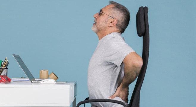 Dor na lombar pode ser causada por m&aacute; postura no tempo de trabalho