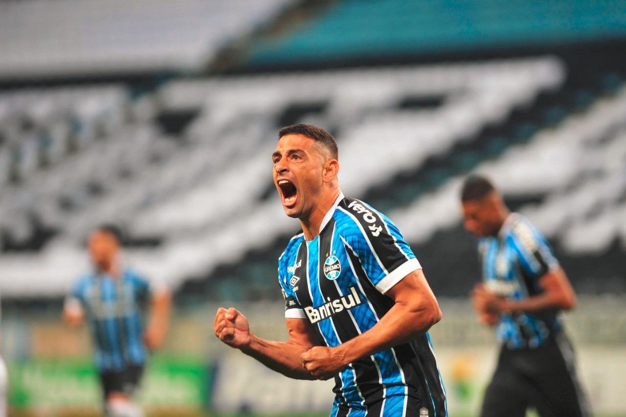 Gr&ecirc;mio venceu por 4 a 3 com dois gols de Diego Souza