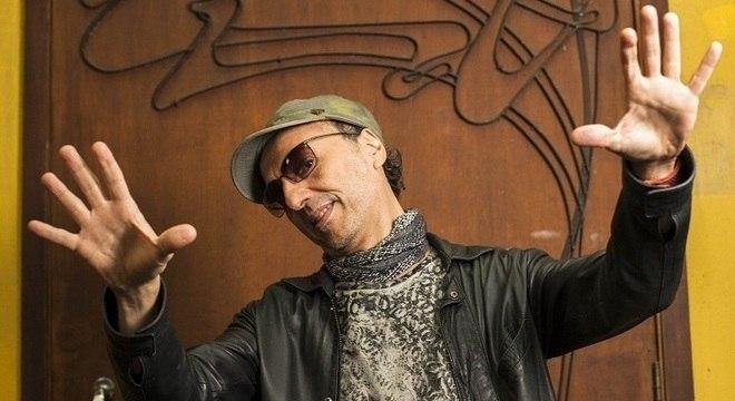 Zeca Baleiro lan&ccedil;ou o &aacute;lbum 'Can&ccedil;&otilde;es d&acute;Al&eacute;m-mar'