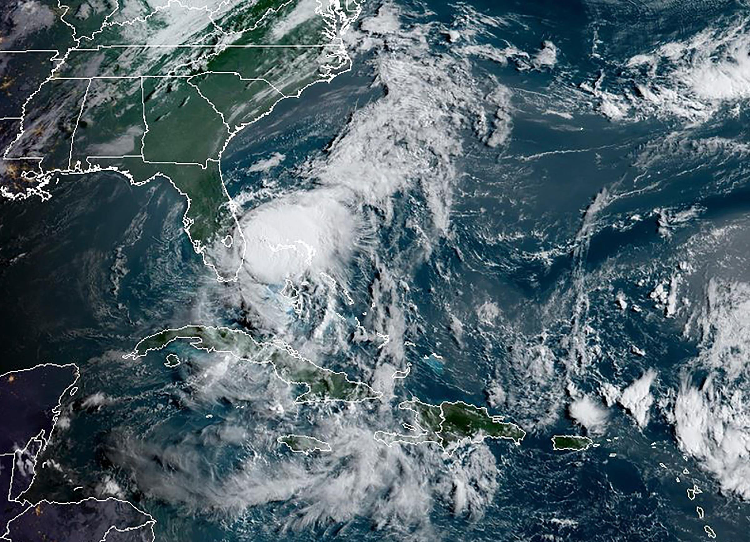O NHC alerta para ventos fortes, inunda&ccedil;&otilde;es e ondas altas nas duas Carolinas
