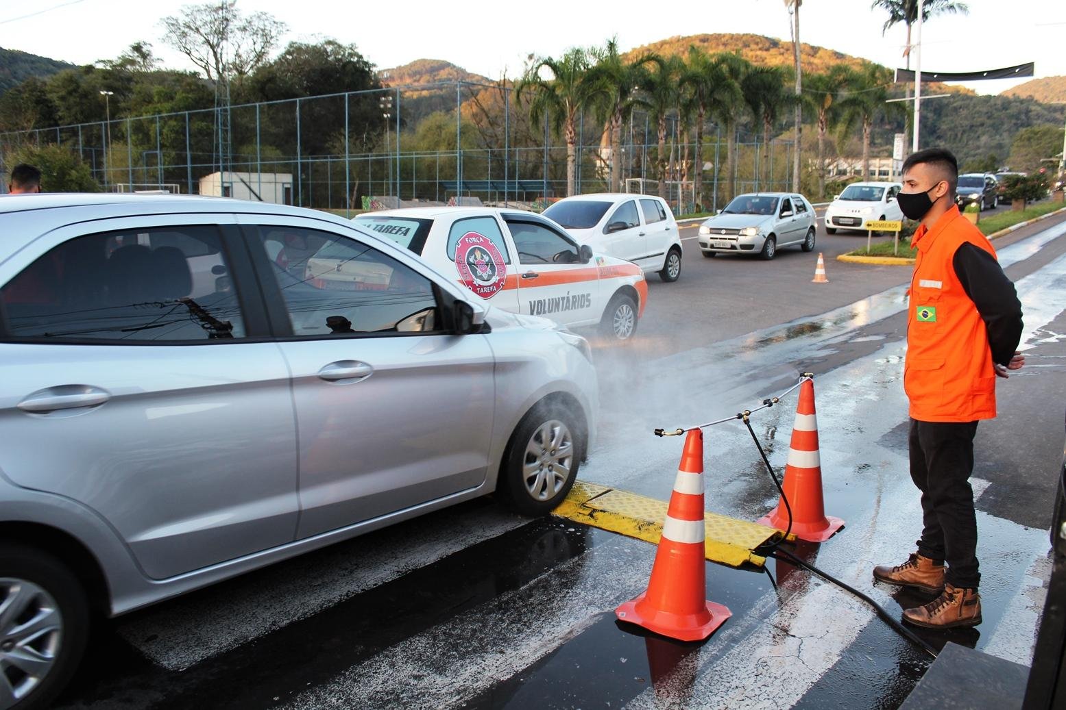 Pelo menos 1,5 mil ve&iacute;culos passaram pela barreira sanit&aacute;ria