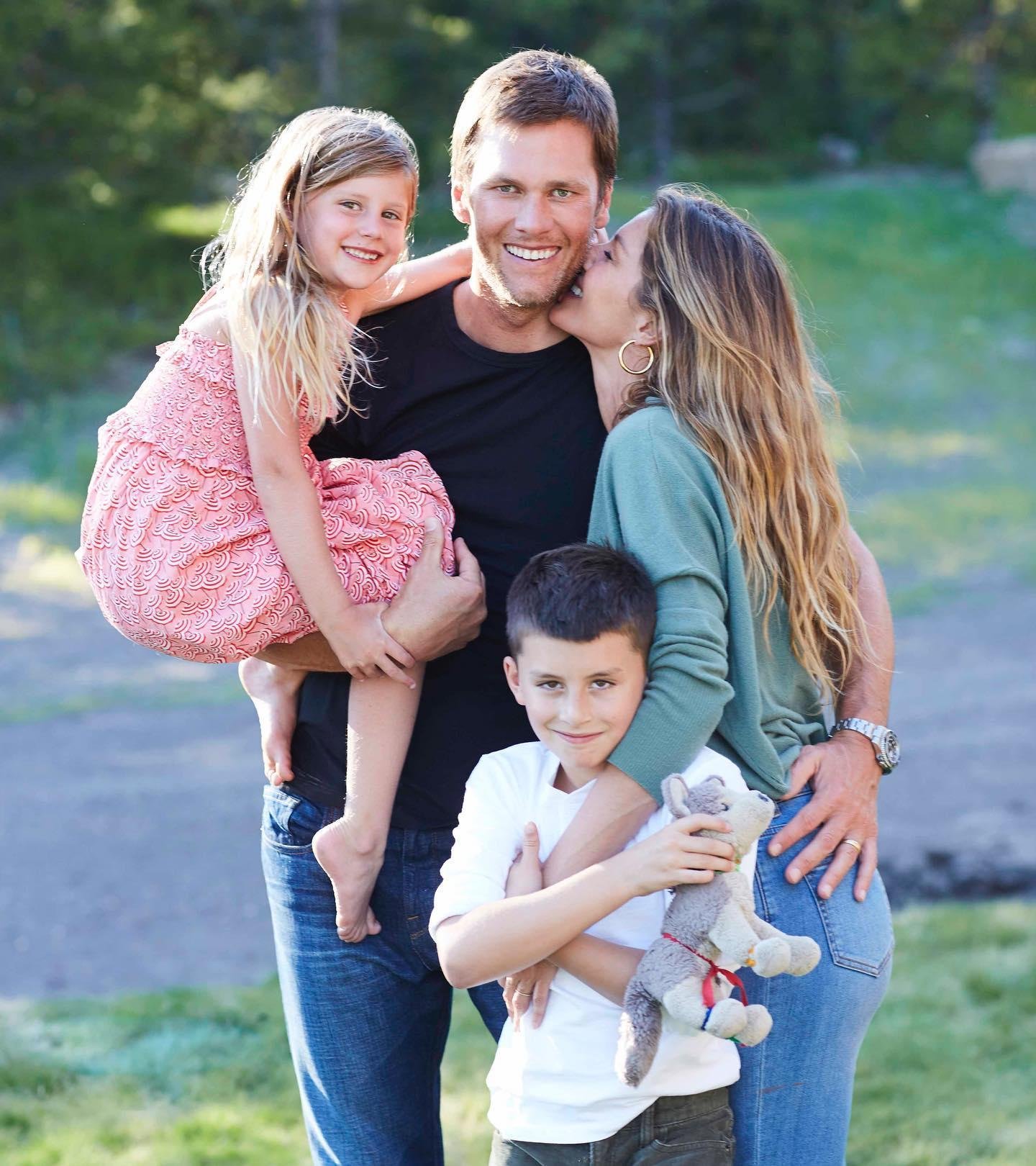 Gisele divulgou fotografia com marido e filhos em suas redes sociais