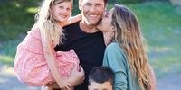 Gisele divulgou fotografia com marido e filhos em suas redes sociais
