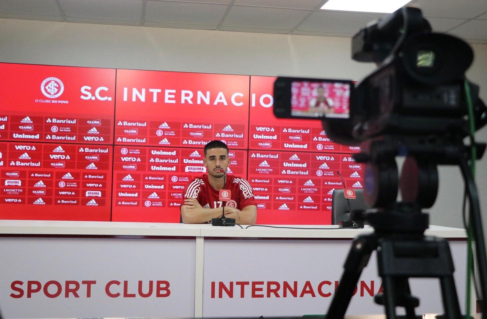 Thiago Galhardo &eacute; titular do esquema com Eduardo Coudet