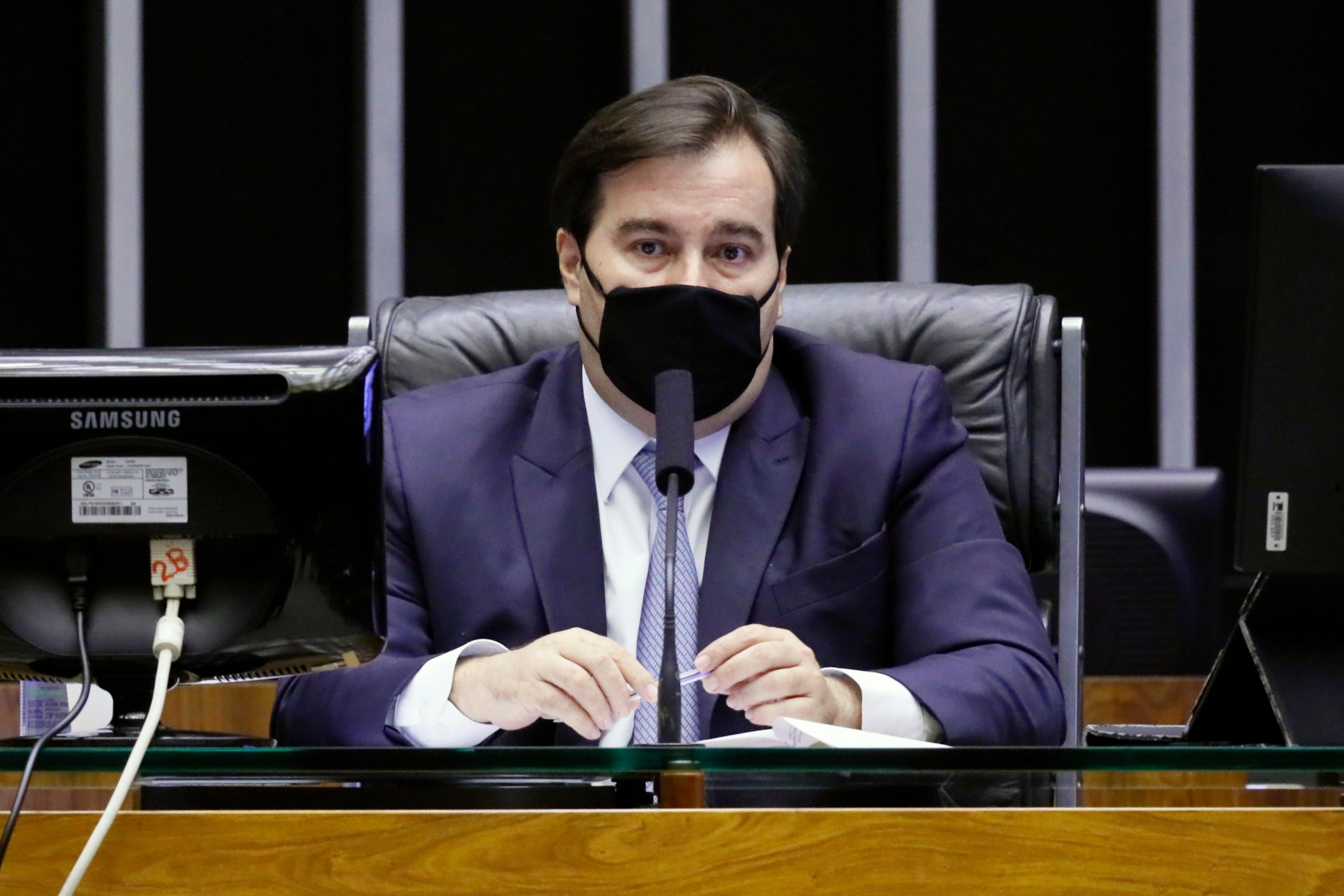 Questionado sobre o motivo de ainda n&atilde;o ter "engavetado" os processos, Maia justificou que ocuparia tempo na agenda do Congresso, que deve focar em pautas sobre o coronav&iacute;rus