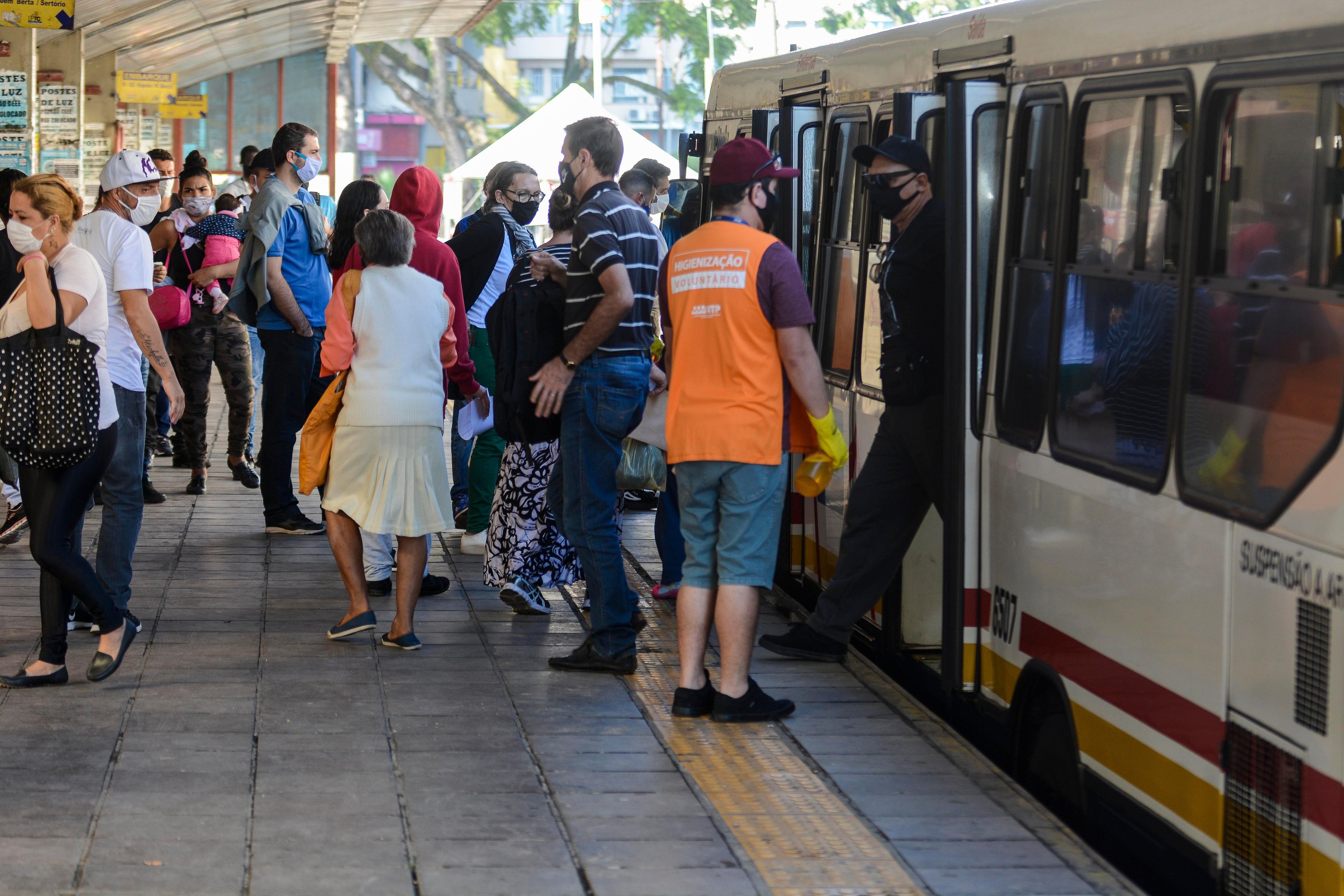 Quando do embarque dos passageiros no transporte coletivo, o motorista ou cobrador observam se o passageiro utiliza a m&aacute;scara