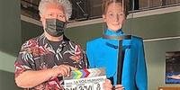 Pedro Almodóvar e Tilda Swintow usam máscaras em filmagem do curta