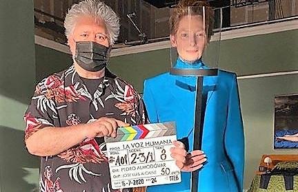Pedro Almod&oacute;var e Tilda Swintow usam m&aacute;scaras em filmagem do curta