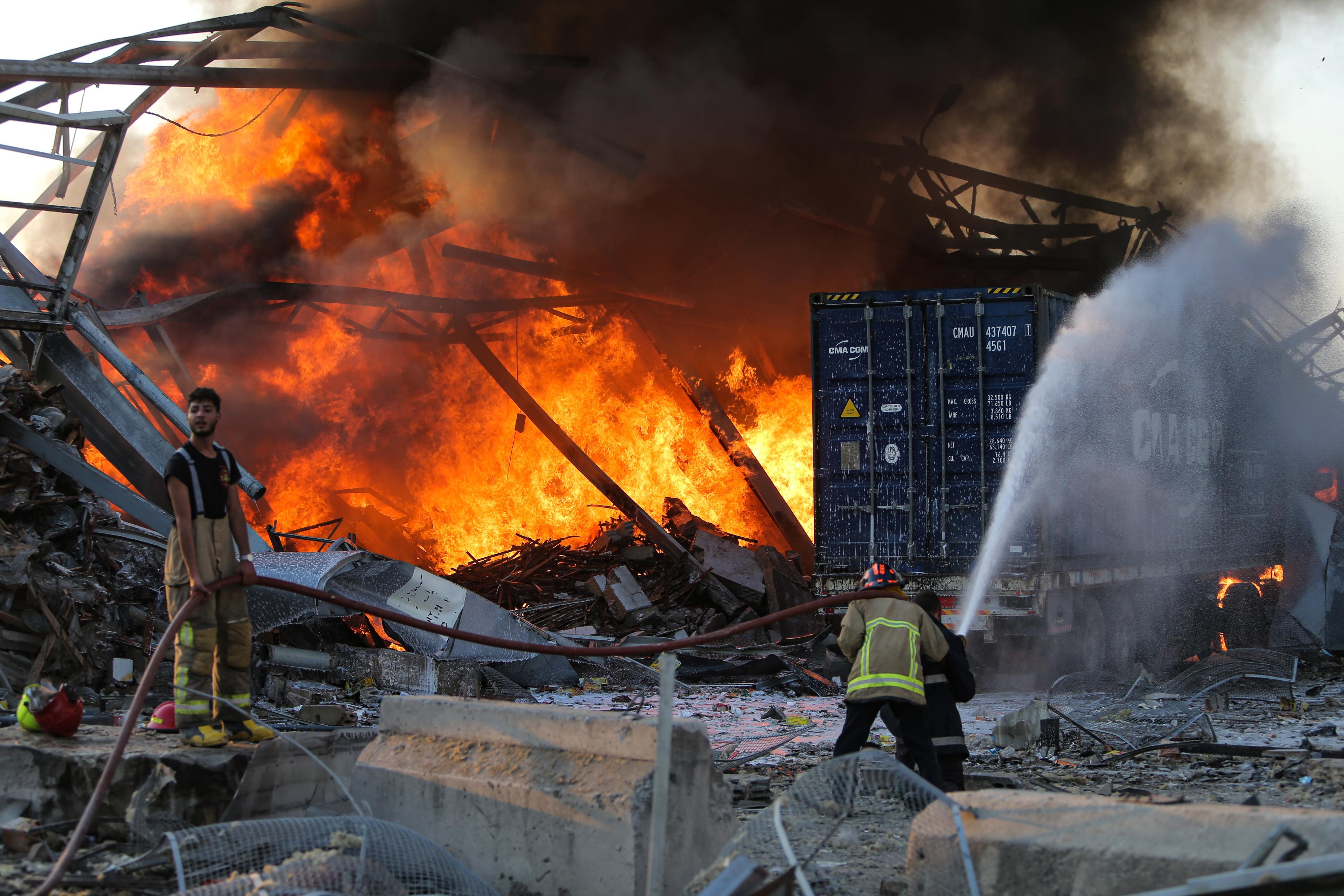 Bombeiros combatem as chamas no L&iacute;bano