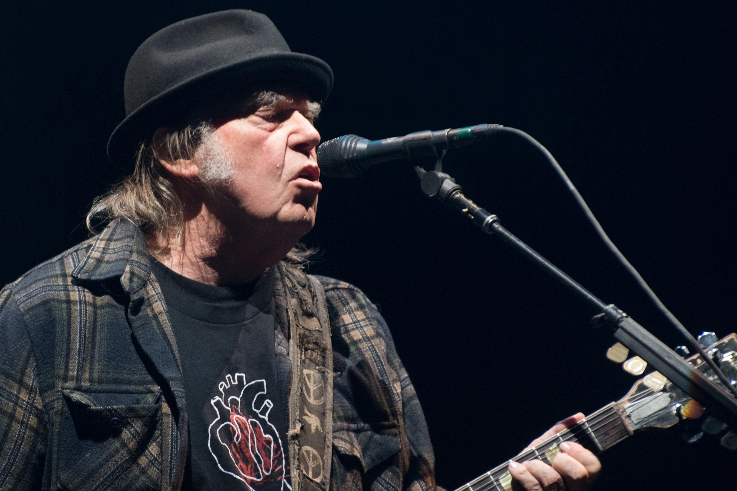 Neil Young vai processar Trump por usar suas m&uacute;sicas em com&iacute;cios
