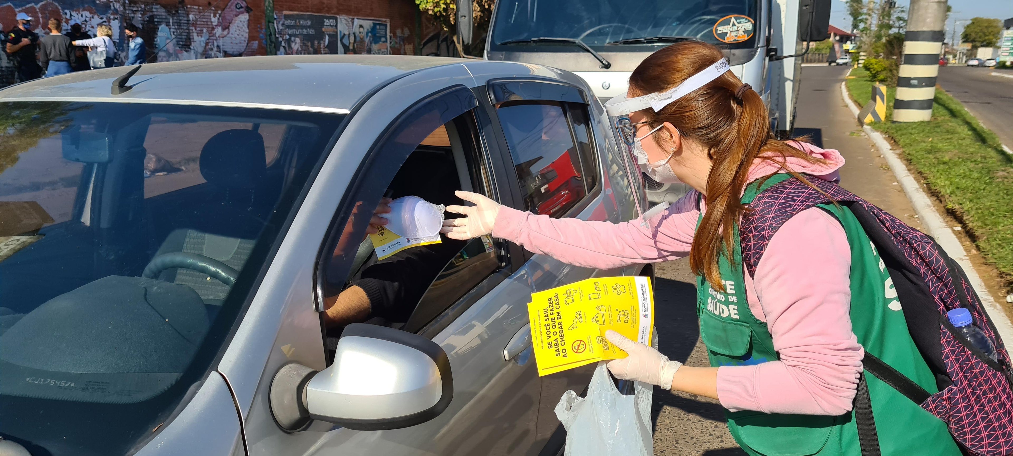 Agentes de Sa&uacute;de distribuem os itens de prote&ccedil;&atilde;o junto com panfletos com informa&ccedil;&otilde;es sobre o novo coronav&iacute;rus