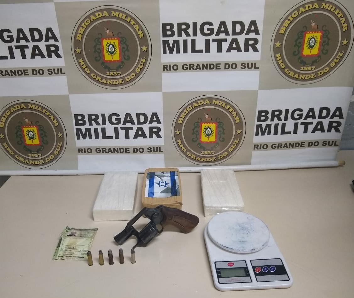Preso estava com cerca de dois quilos de coca&iacute;na, em torno de um quilo de crack, um rev&oacute;lver calibre 38 com numera&ccedil;&atilde;o raspada e cinco muni&ccedil;&otilde;es