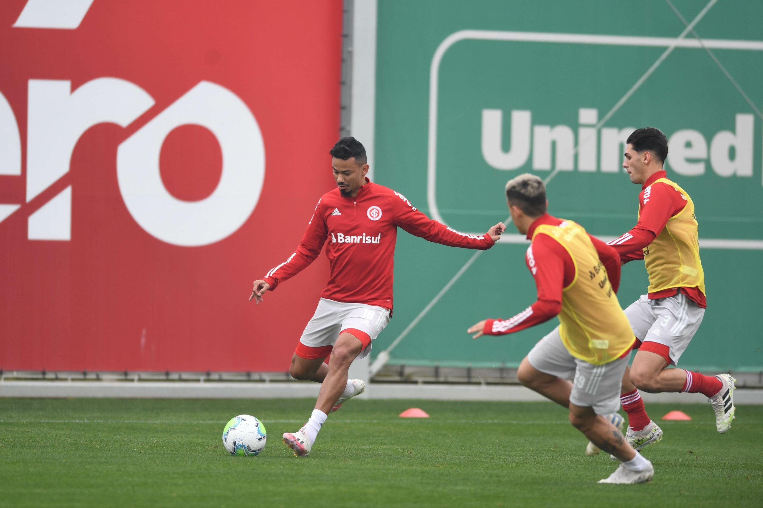 Inter encerrou a prepara&ccedil;&atilde;o na manh&atilde; desta sexta-feira e viajou para o Paran&aacute; para enfrentar o Coritiba no s&aacute;bado