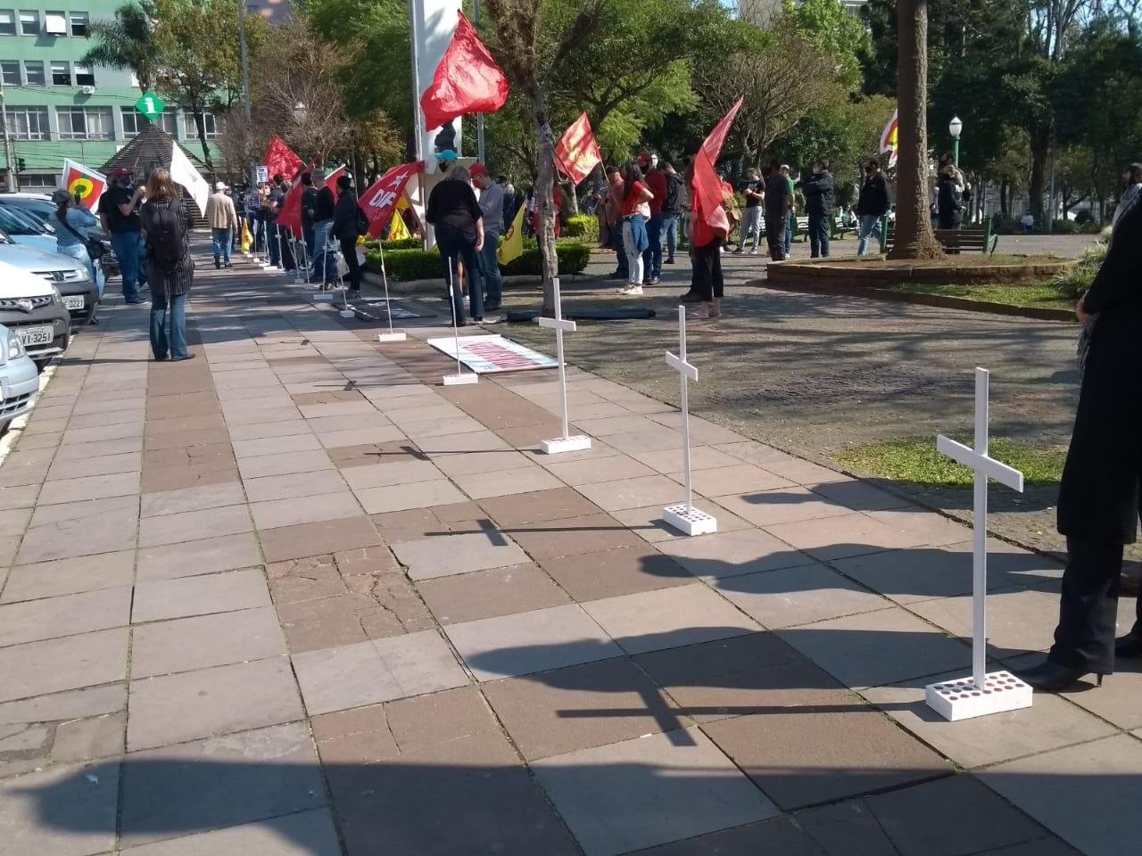 Manifesta&ccedil;&atilde;o foi realizada nessa sexta na pra&ccedil;a Dante Alighieri, no centro de Caxias do Sul