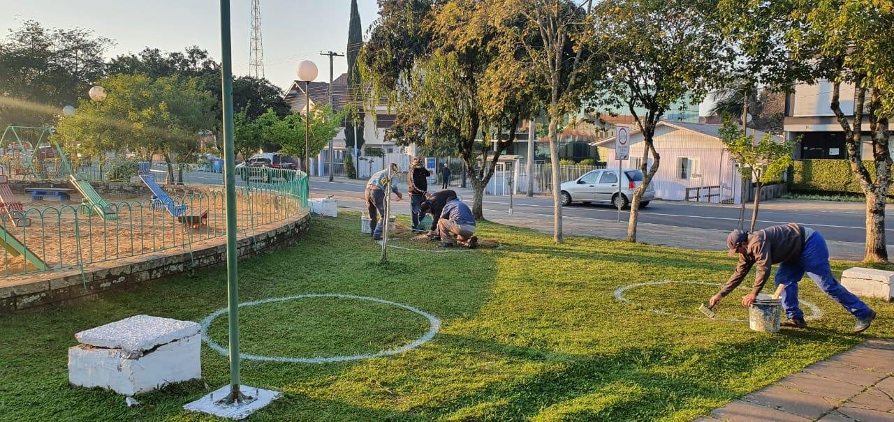 C&iacute;rculos pintados no ch&atilde;o t&ecirc;m 2 metros de di&acirc;metro e dist&acirc;ncia entre 3 a 4 metros, devendo ser utilizados por pessoas ou fam&iacute;lias que j&aacute; tem o contato diariamente