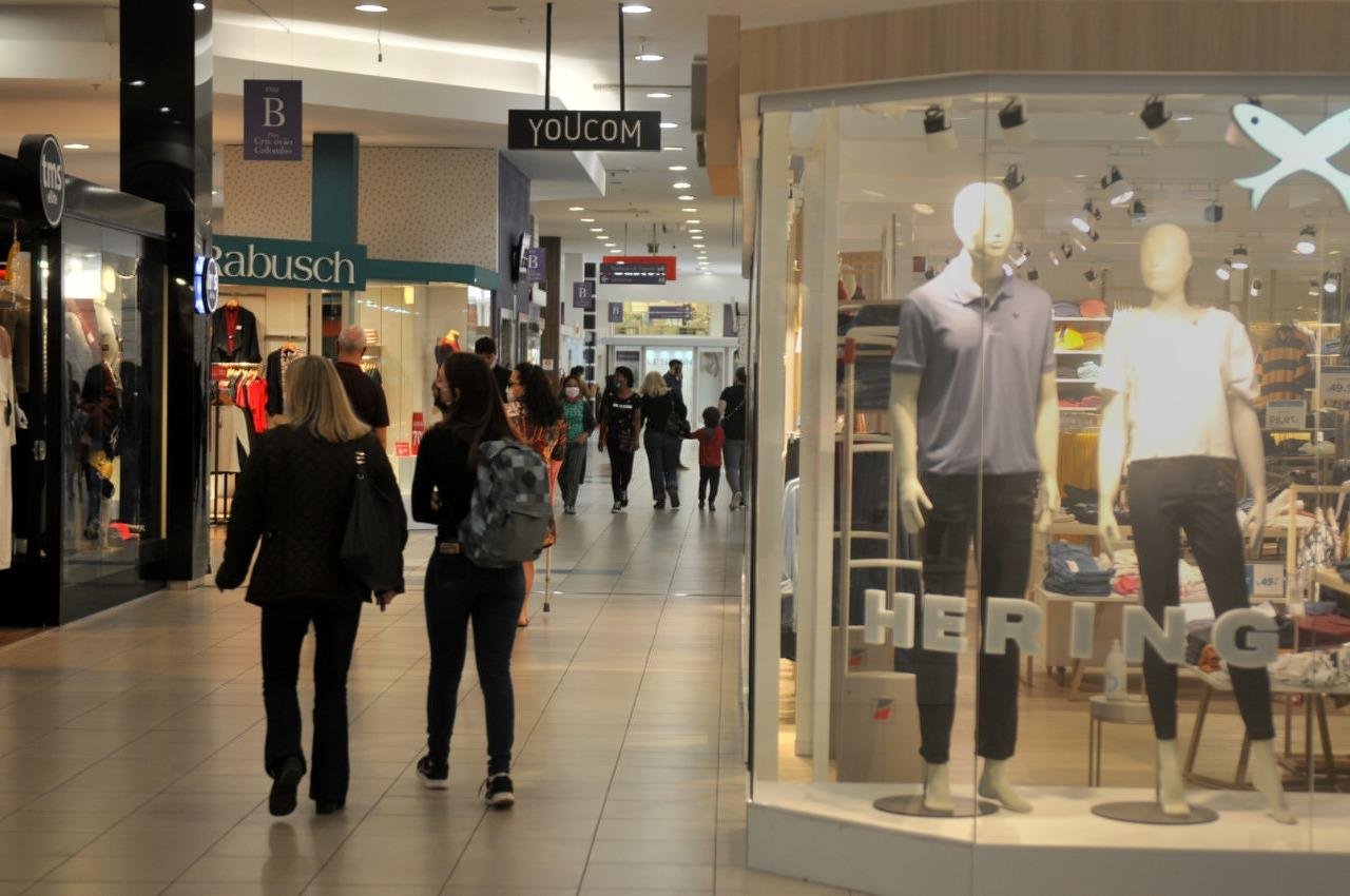 O p&uacute;blico come&ccedil;ou a chegar aos estabelecimentos comerciais no come&ccedil;o da tarde desta sexta-feira