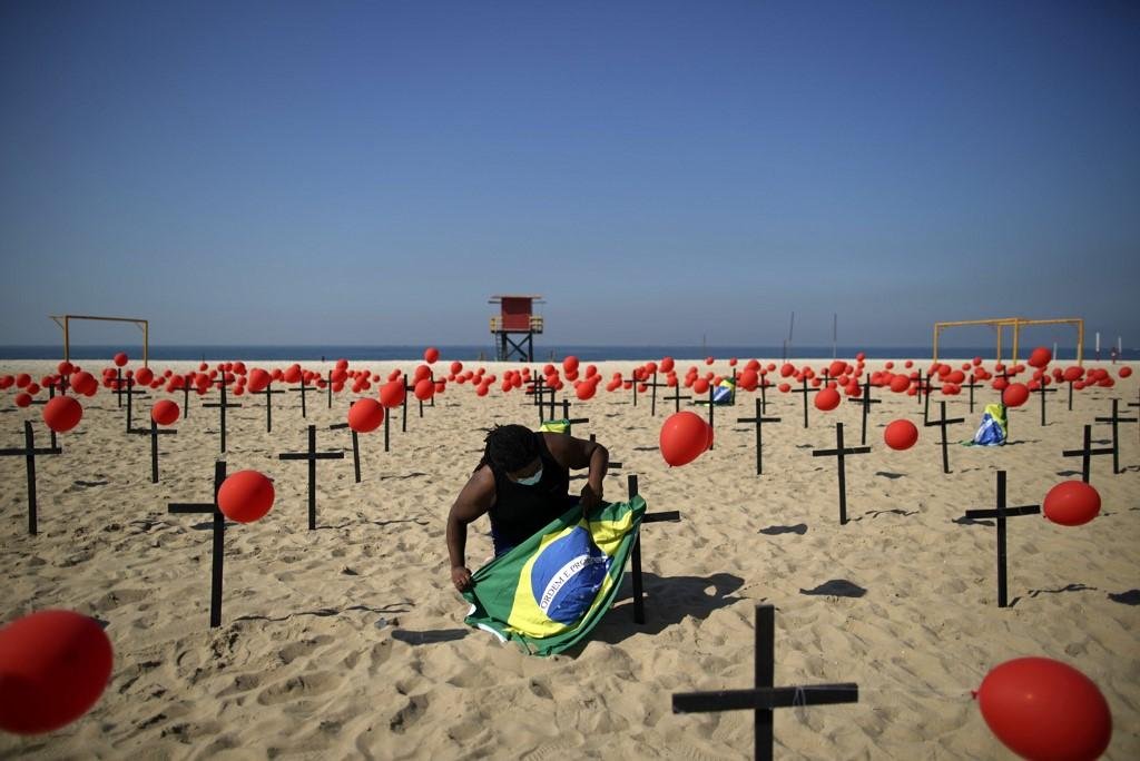 Marca de 100 mil mortos no Brasil pela Covid-19 deve ser batida nesse final de semana.