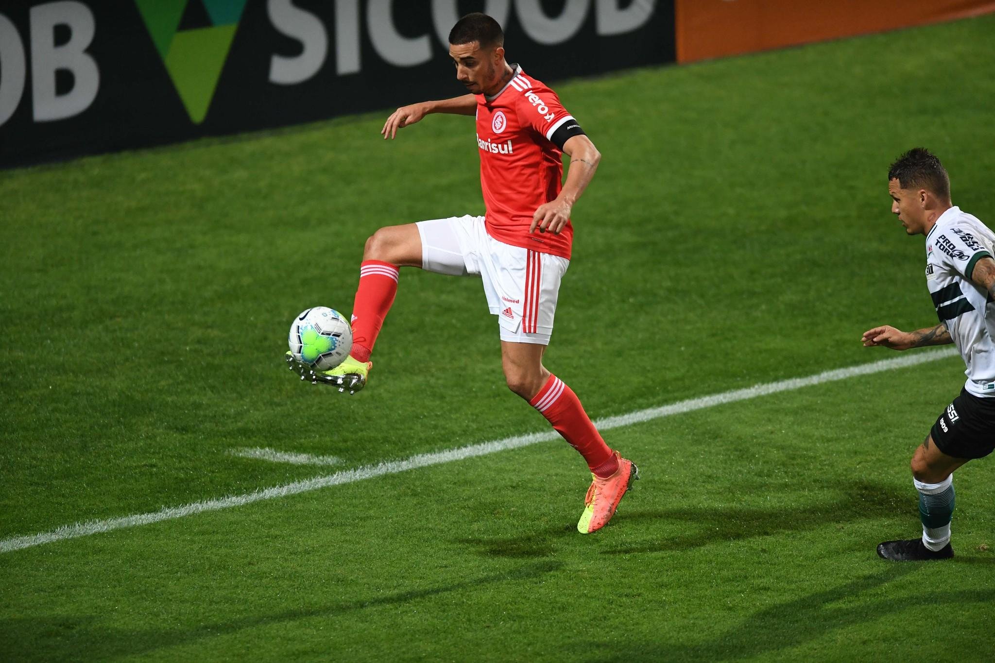 Thiago Galhardo deu uma assist&ecirc;ncia pouco depois que entrou em campo