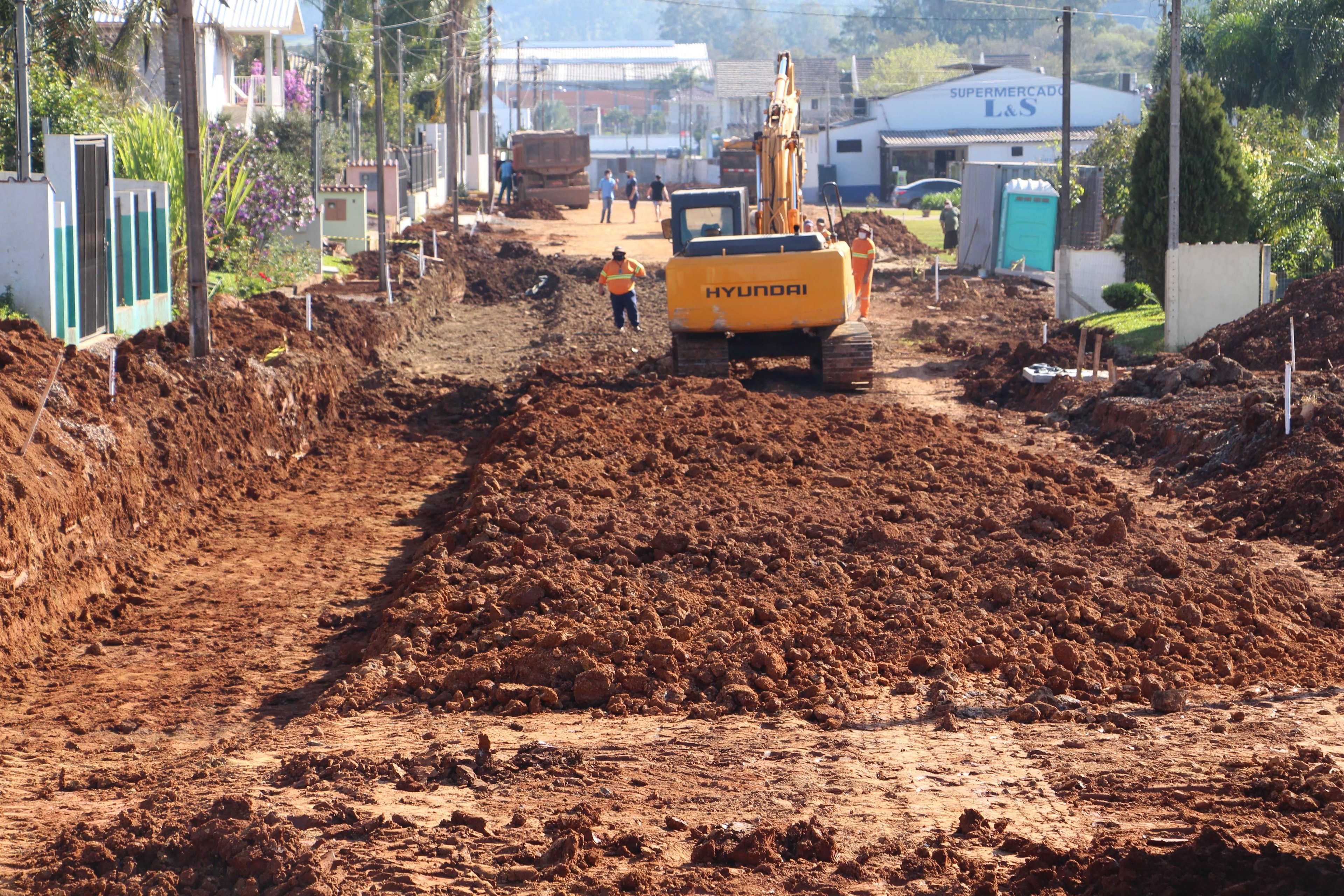 Obras de pavimenta&ccedil;&atilde;o est&atilde;o em ritmo acelerado na rua Am&aacute;bile Maria Piacini