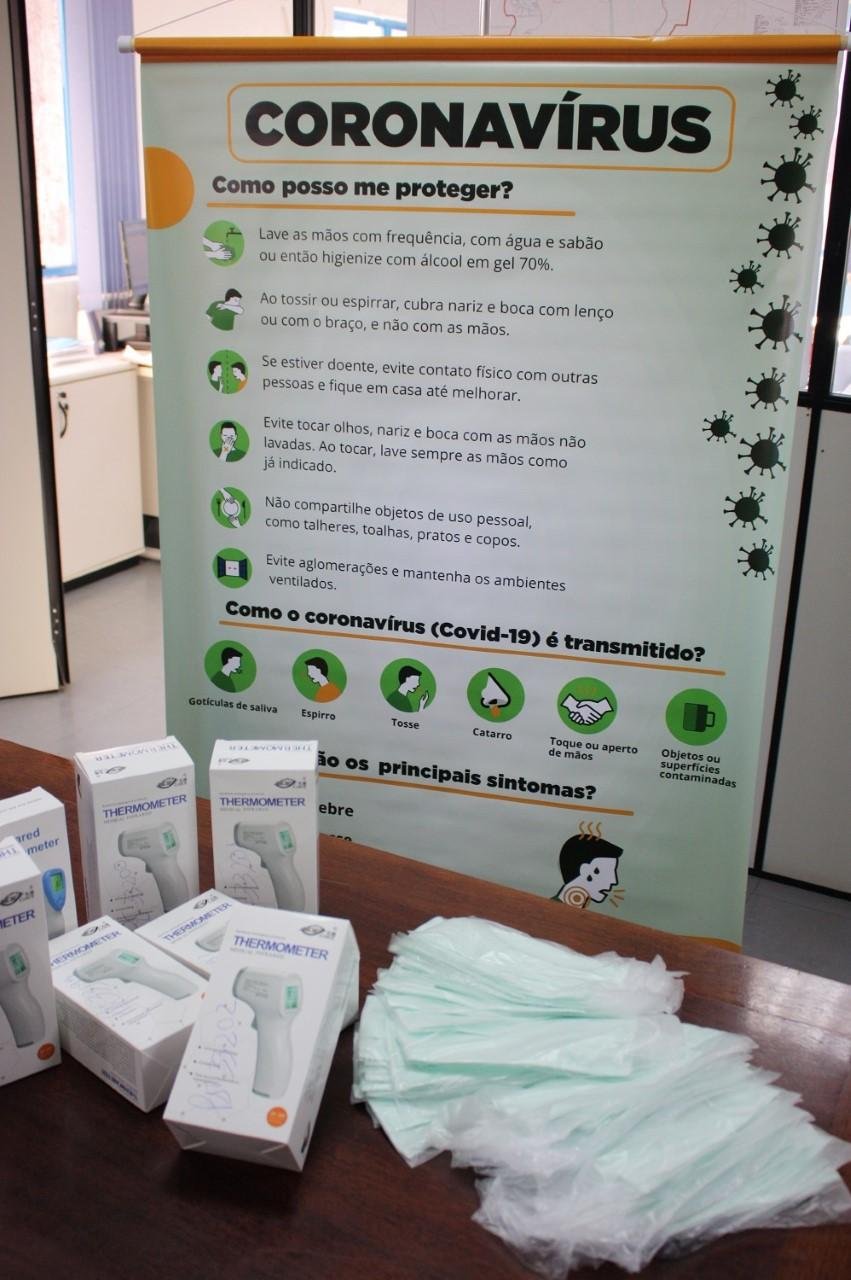 Foram adquiridos term&ocirc;metros infravermelhos para cada escola, banners informativos, entre outros materiais