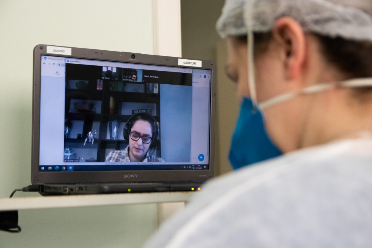 As videochamadas ocorrem de segunda a sexta-feira, &agrave;s 14 horas, com os m&eacute;dicos que fazem a rotina dos pacientes internados na &Aacute;rea Covid