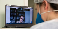 As videochamadas ocorrem de segunda a sexta-feira, às 14 horas, com os médicos que fazem a rotina dos pacientes internados na Área Covid
