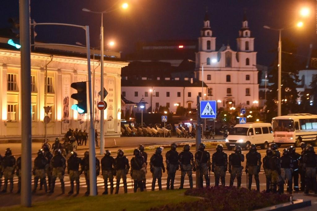 Forte aparato tenta impedir protestos
