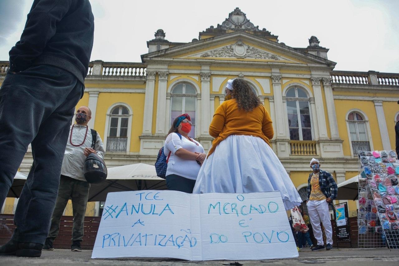 Grupo se reuniu no Largo Gl&ecirc;nio Peres nesta ter&ccedil;a-feira