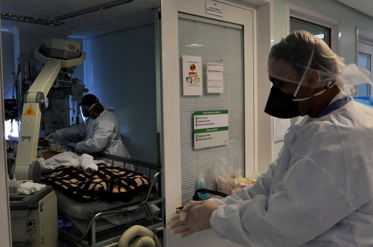 Dos 724 pacientes internados, 366 s&atilde;o suspeitos ou testaram positivo para a Covid-19