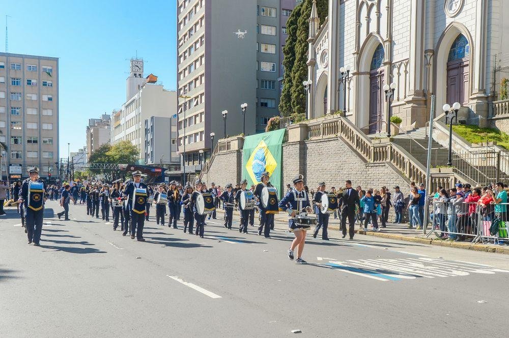 Ser&aacute; mantido o hasteamento e a arria&ccedil;&atilde;o das bandeiras, com entoa&ccedil;&atilde;o do hino nacional, em frente ao Centro Administrativo Municipal