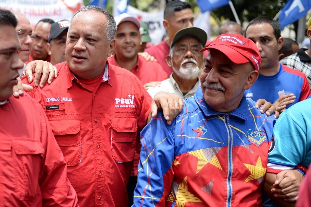 Vivas (D) &eacute; primeiro membro da c&uacute;pula pr&oacute;xima ao governo Maduro a sucumbir &agrave; doen&ccedil;a