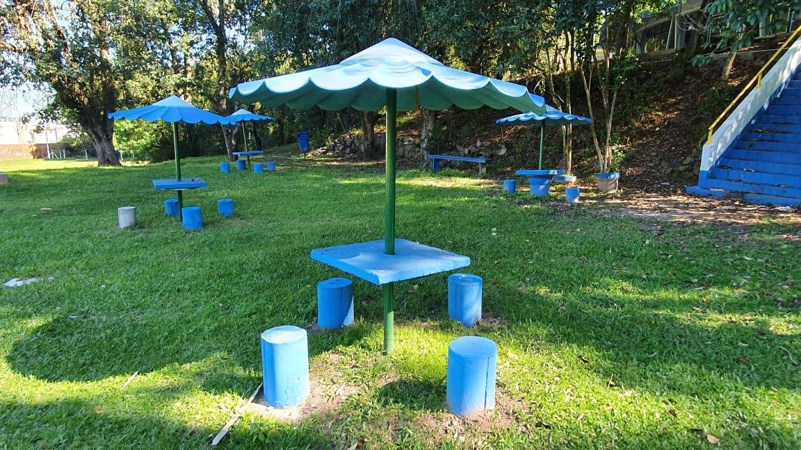 Mesas e bancos receberam nova pintura