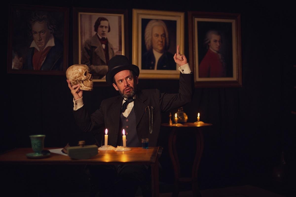 Marcio Meneghell interpreta Machado de Assis, em "O Bruxo"