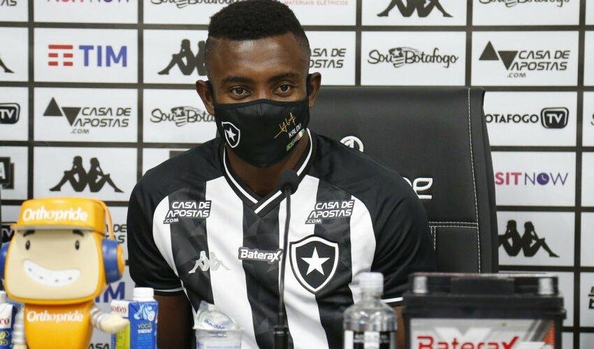 Kalou foi apresentado oficialmente neste s&aacute;bado