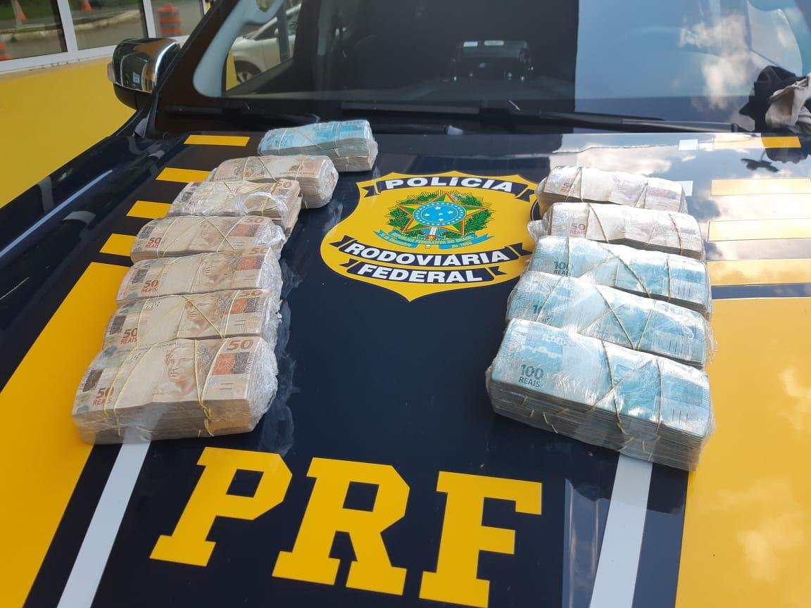 Ao realizarem buscas no carro, os policiais encontraram R$ 300 mil dentro do pneu estepe