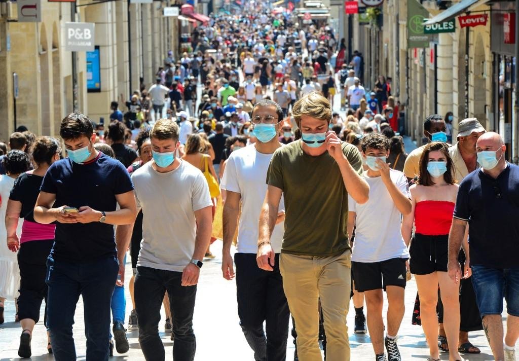 Retomada no n&uacute;meros de casos no pa&iacute;s &eacute; atribu&iacute;da em parte ao relaxamento de medidas de distanciamento social