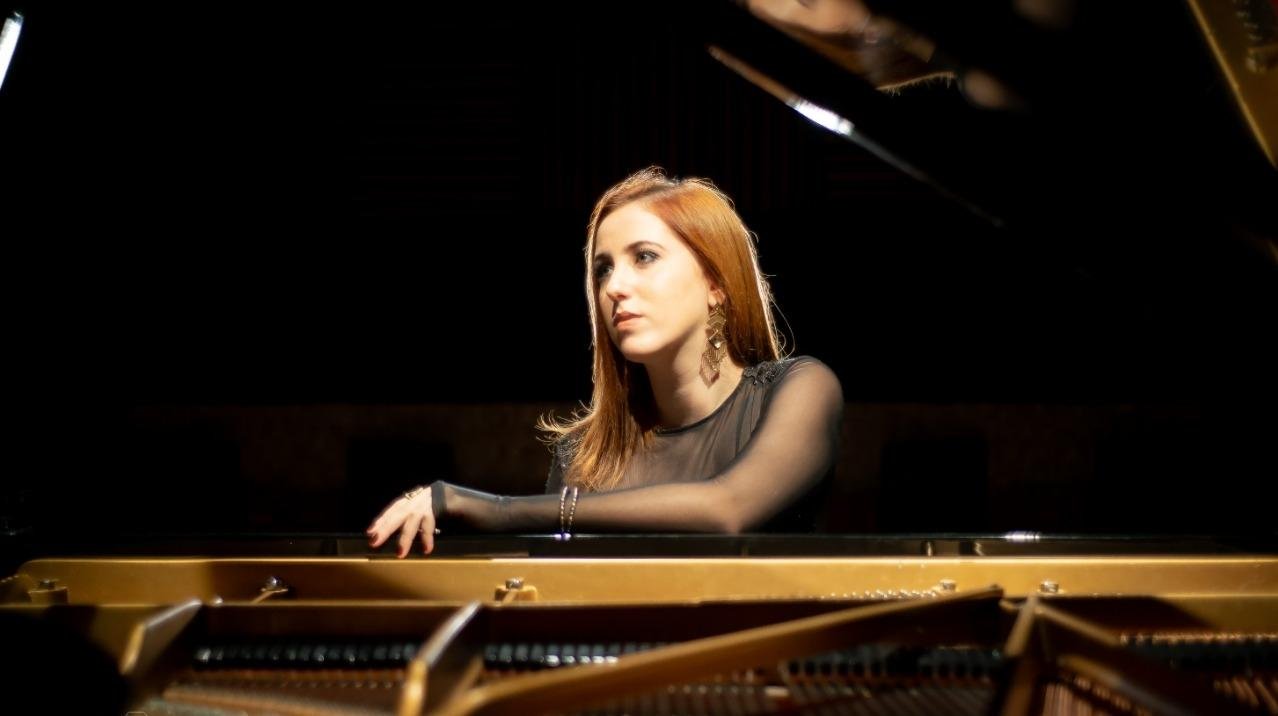 Camila Orsatto se apresenta nas redes sociais da Alian&ccedil;a Francesa Porto Alegre