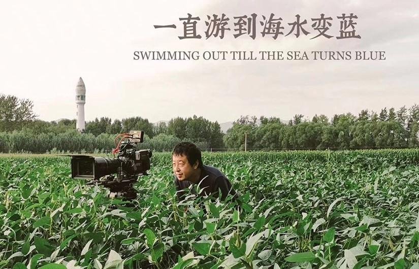 O diretor Jia ZhangKe assina o p&ocirc;ster e ter&aacute; seu filme, "Nadando at&eacute; o Mar Ficar Azul", na mostra