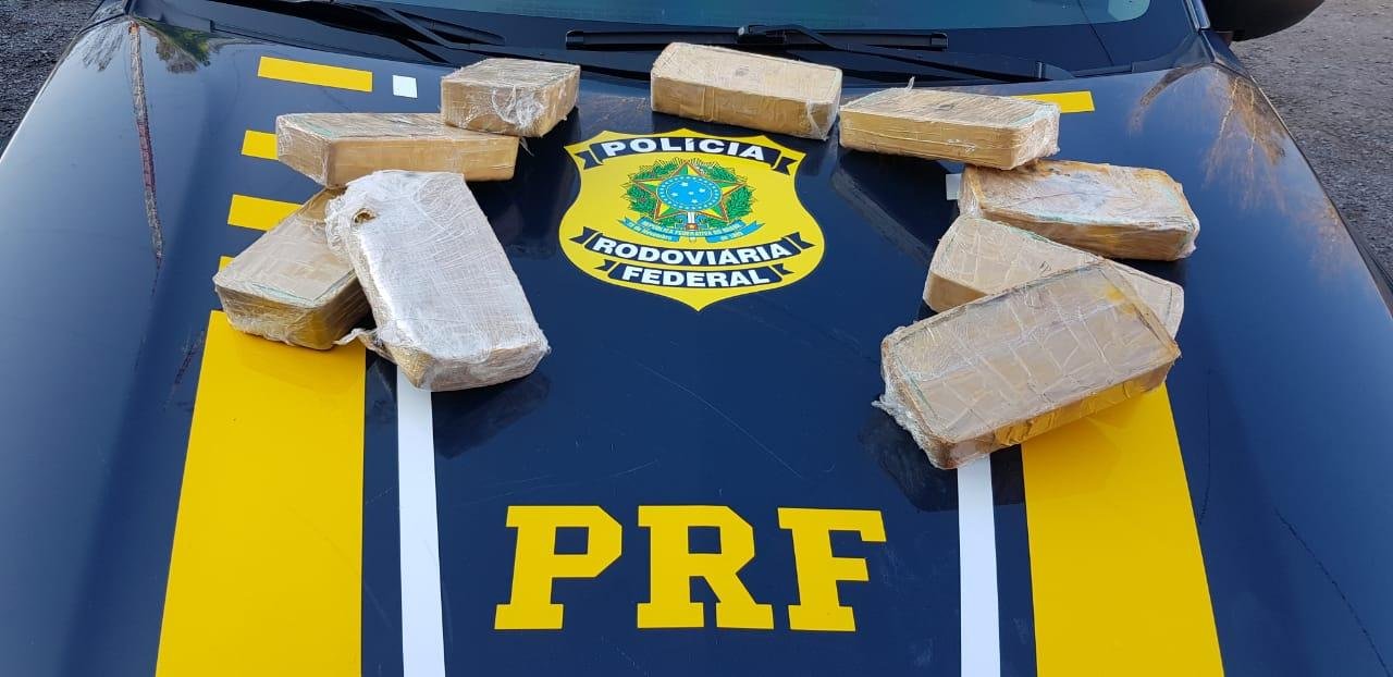 Os ocupantes do ve&iacute;culo foram presos em flagrante pelo crime de tr&aacute;fico de drogas