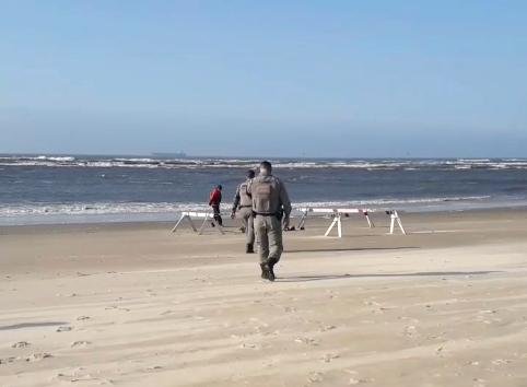 Policiais militares isolaram &aacute;rea no entorno de onde estava a v&iacute;tima ainda sem identifica&ccedil;&atilde;o