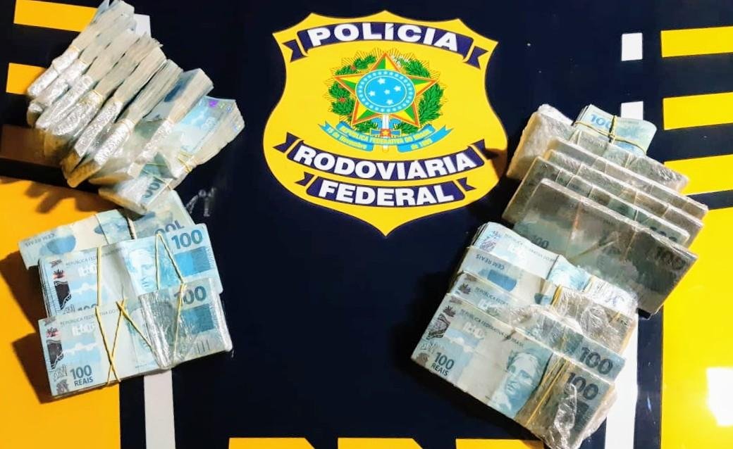 Valores foram localizados escondidos nas roupas de um catarinense que viajava no coletivo