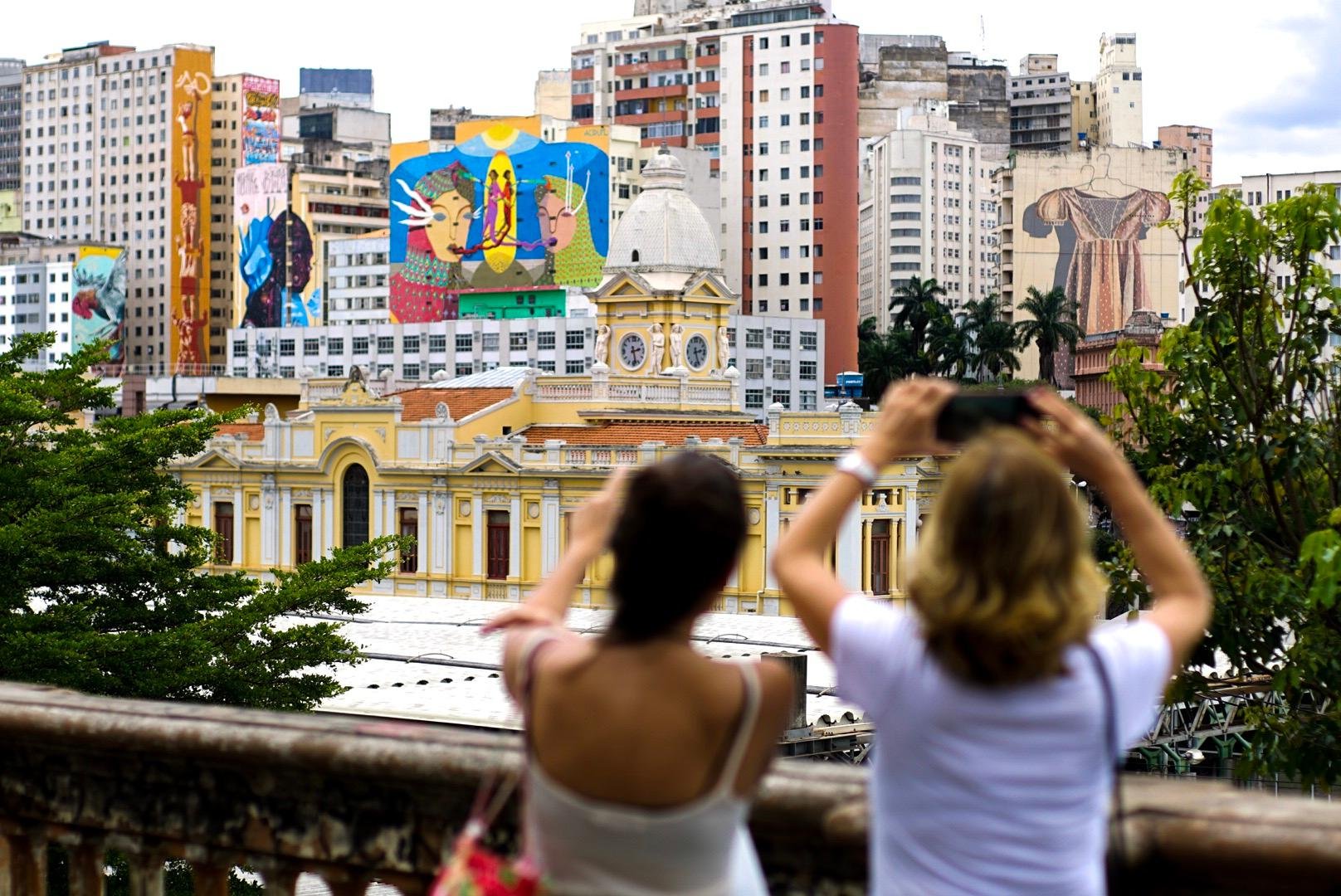 Do Mirante de Arte Urbana, uma vis&atilde;o das pinturas promovidas pelo CURA