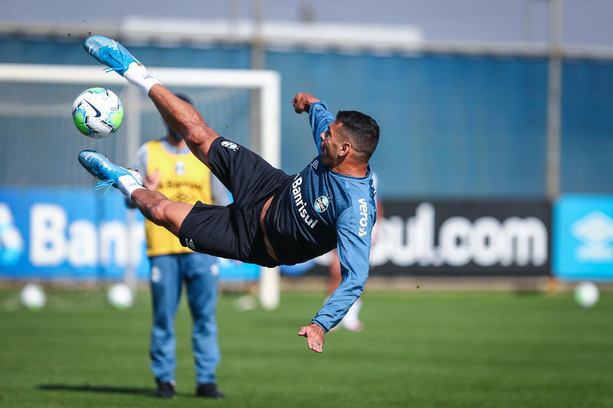 Gr&ecirc;mio de Diego Souza busca encontrar equil&iacute;brio no Brasileir&atilde;o