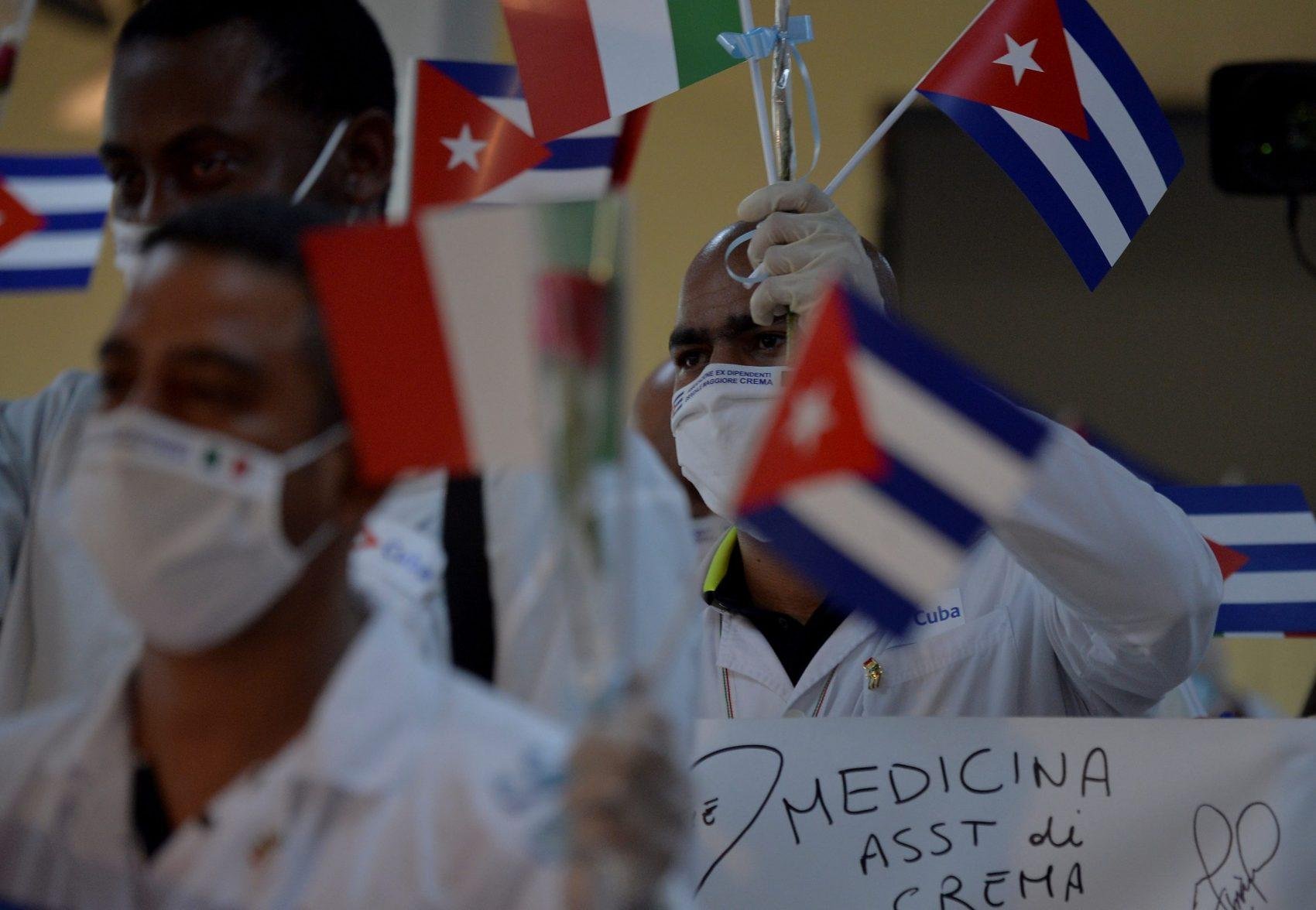 Cubanos j&aacute; enviaram m&eacute;dicos &agrave; It&aacute;lia para ajudar no controle da pandemia