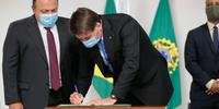 Bolsonaro sanciona lei, mas com vetos